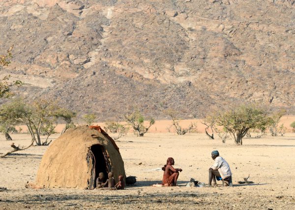 Femmes Himbas marchant dans le désert, vallée du Marienfluss, désert du Kaokoland, Namibie, Afrique