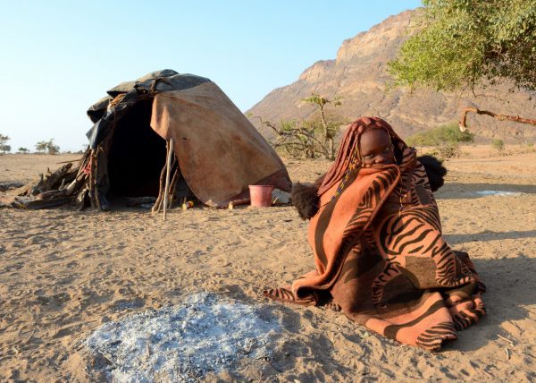 Femmes Himbas marchant dans le désert, vallée du Marienfluss, désert du Kaokoland, Namibie, Afrique