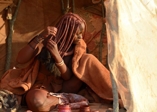 Femmes Himbas marchant dans le désert, vallée du Marienfluss, désert du Kaokoland, Namibie, Afrique