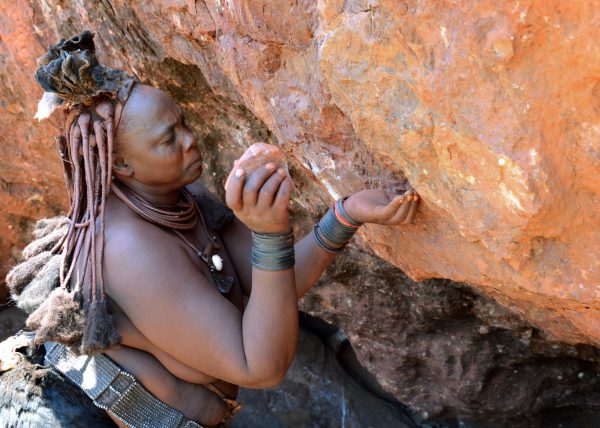 Femmes Himbas marchant dans le désert, vallée du Marienfluss, désert du Kaokoland, Namibie, Afrique