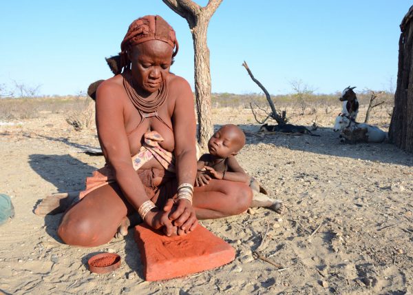 Femmes Himbas marchant dans le désert, vallée du Marienfluss, désert du Kaokoland, Namibie, Afrique