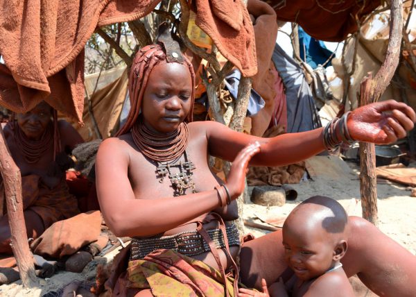 Femmes Himbas marchant dans le désert, vallée du Marienfluss, désert du Kaokoland, Namibie, Afrique