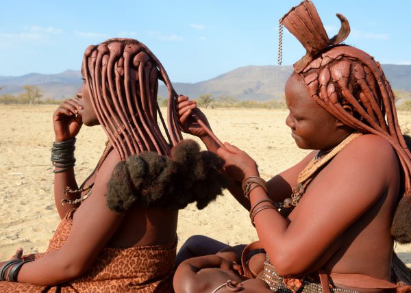 Femmes Himbas marchant dans le désert, vallée du Marienfluss, désert du Kaokoland, Namibie, Afrique