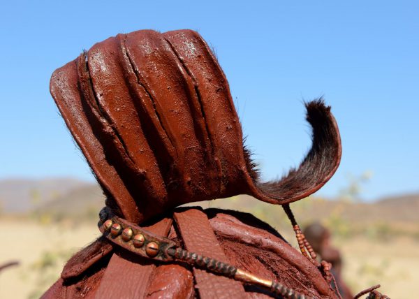 Femmes Himbas marchant dans le désert, vallée du Marienfluss, désert du Kaokoland, Namibie, Afrique