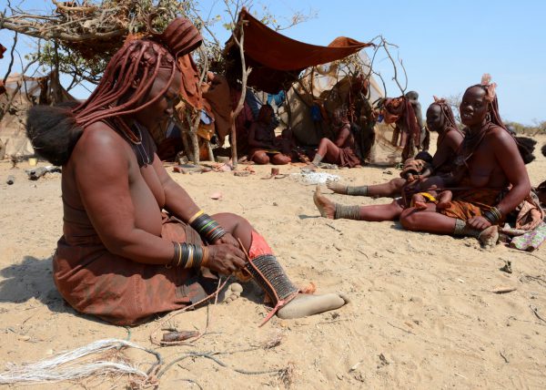 Femmes Himbas marchant dans le désert, vallée du Marienfluss, désert du Kaokoland, Namibie, Afrique