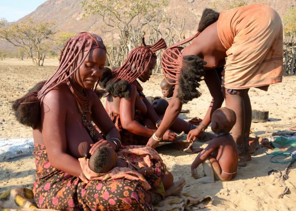 Femmes Himbas marchant dans le désert, vallée du Marienfluss, désert du Kaokoland, Namibie, Afrique