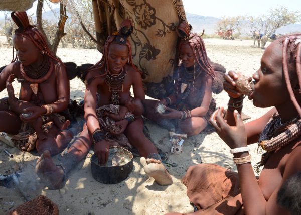 Femmes Himbas marchant dans le désert, vallée du Marienfluss, désert du Kaokoland, Namibie, Afrique