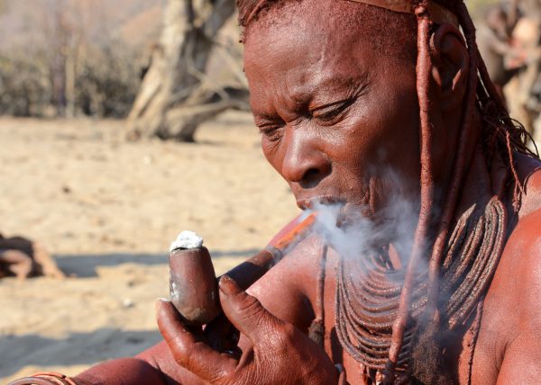 Femmes Himbas marchant dans le désert, vallée du Marienfluss, désert du Kaokoland, Namibie, Afrique