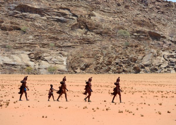 Femmes Himbas marchant dans le désert, vallée du Marienfluss, désert du Kaokoland, Namibie, Afrique