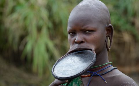 Jeune femme Suri arborant un labret d’environ 15 cm de diamètre, signe de richesse, vallée de l'Omo, Éthiopie, Afrique