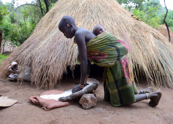 Jeune femme Suri arborant un labret d’environ 15 cm de diamètre, signe de richesse, vallée de l'Omo, Éthiopie, Afrique