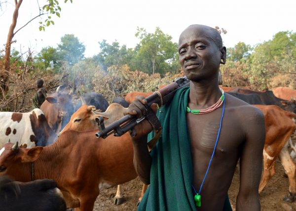 Jeune femme Suri arborant un labret d’environ 15 cm de diamètre, signe de richesse, vallée de l'Omo, Éthiopie, Afrique