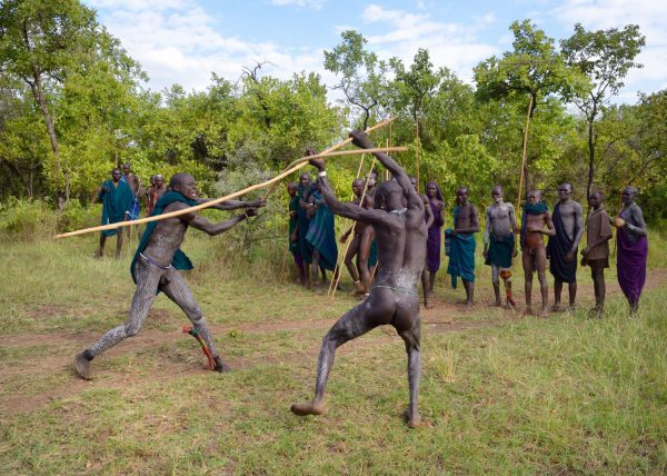 Jeune femme Suri arborant un labret d’environ 15 cm de diamètre, signe de richesse, vallée de l'Omo, Éthiopie, Afrique