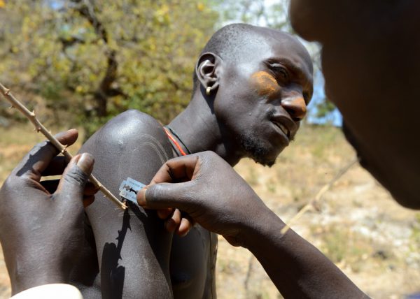 Jeune femme Suri arborant un labret d’environ 15 cm de diamètre, signe de richesse, vallée de l'Omo, Éthiopie, Afrique