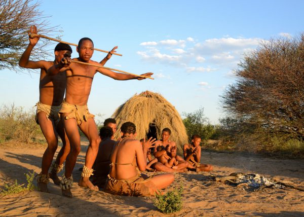 Danses et chants traditionnels des Naro San Bushmen, le soir autour d'un feu, Kalahari, région de Ghanzi, Botswana, Afrique