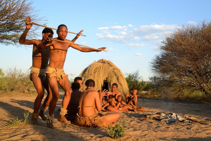 Danses et chants traditionnels des Naro San Bushmen, le soir autour d'un feu, Kalahari, région de Ghanzi, Botswana, Afrique
