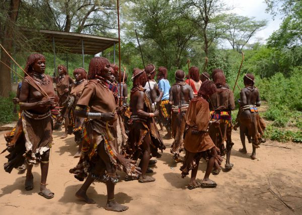 Jeune femme Suri arborant un labret d’environ 15 cm de diamètre, signe de richesse, vallée de l'Omo, Éthiopie, Afrique