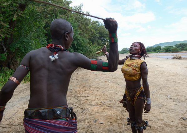 Jeune femme Suri arborant un labret d’environ 15 cm de diamètre, signe de richesse, vallée de l'Omo, Éthiopie, Afrique