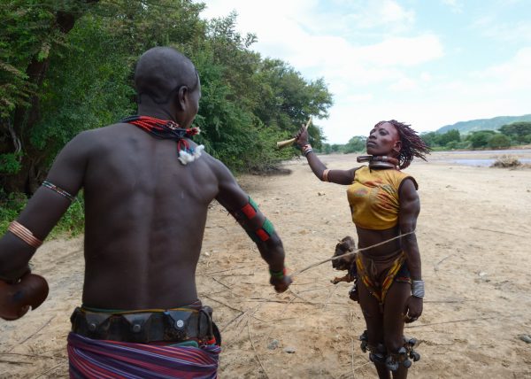 Jeune femme Suri arborant un labret d’environ 15 cm de diamètre, signe de richesse, vallée de l'Omo, Éthiopie, Afrique