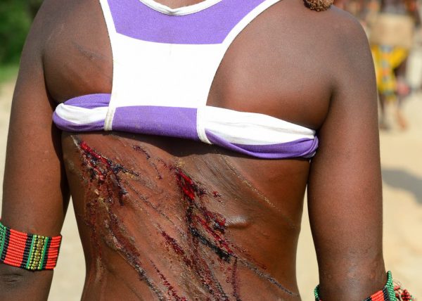 Jeune femme Suri arborant un labret d’environ 15 cm de diamètre, signe de richesse, vallée de l'Omo, Éthiopie, Afrique