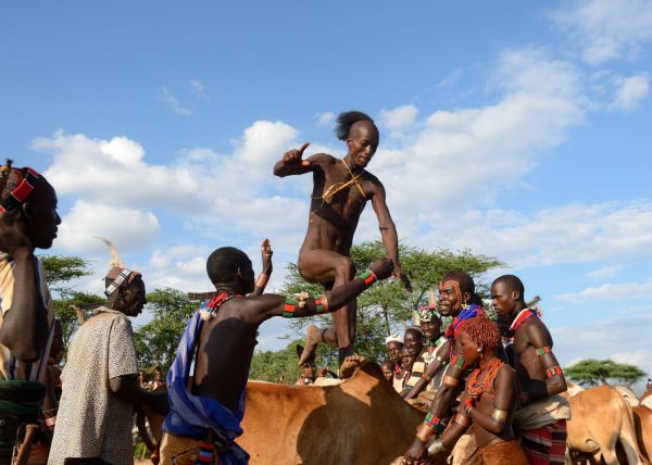 Jeune femme Suri arborant un labret d’environ 15 cm de diamètre, signe de richesse, vallée de l'Omo, Éthiopie, Afrique