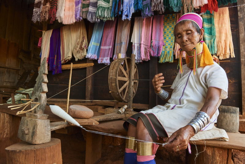 Femmes Kayan portant leur collierà spirale, Pan Pet, Etat Kayah, Myanmar