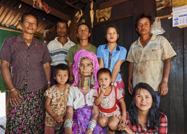 Femmes Kayan portant leur collierà spirale, Pan Pet, Etat Kayah, Myanmar