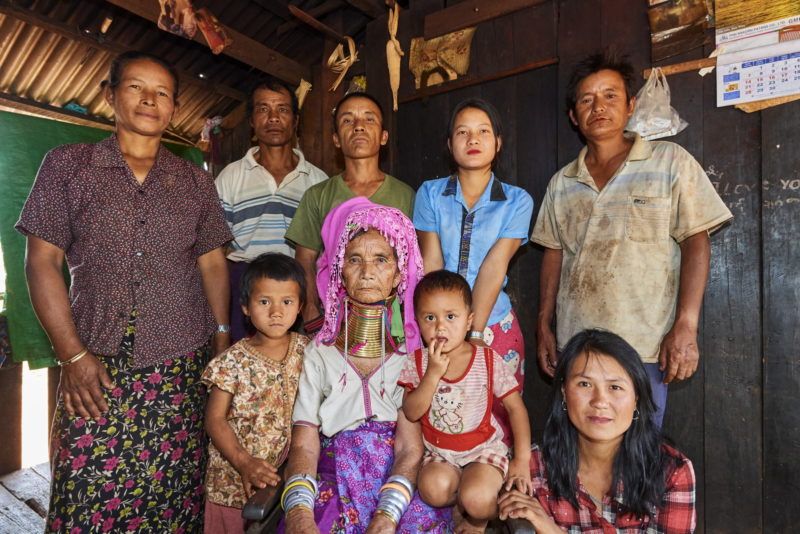 Femmes Kayan portant leur collierà spirale, Pan Pet, Etat Kayah, Myanmar
