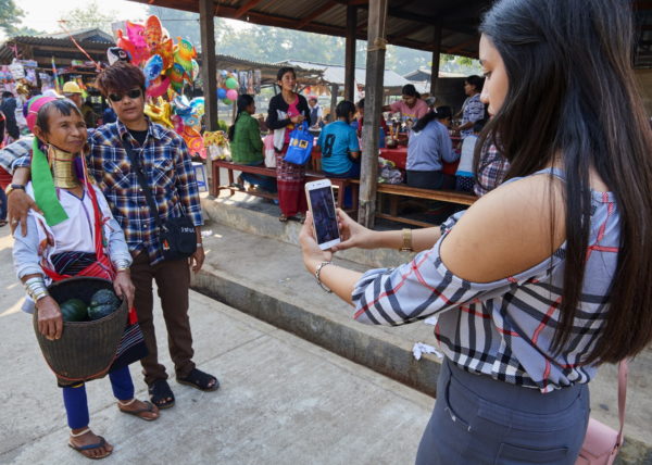 Femmes Kayan portant leur collierà spirale, Pan Pet, Etat Kayah, Myanmar