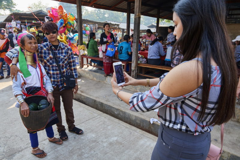 Femmes Kayan portant leur collierà spirale, Pan Pet, Etat Kayah, Myanmar