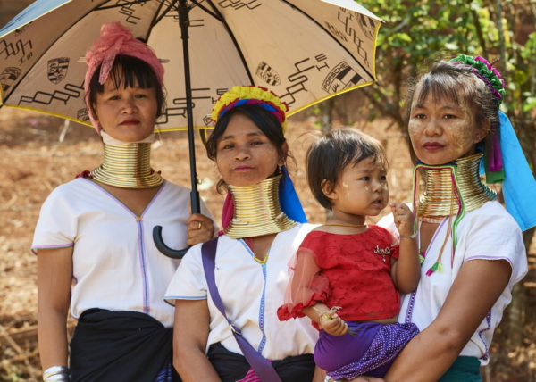 Femmes Kayan portant leur collierà spirale, Pan Pet, Etat Kayah, Myanmar